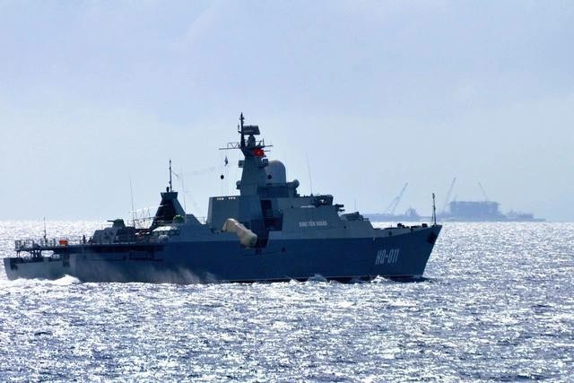 Tàu hộ vệ tên lửa 011 - Đinh Tiên Hoàng tuần tra trên vùng biển Trường Sa, năm 2013