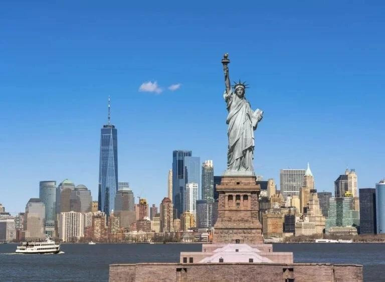 ニューヨーク市は非常に活気があり、米国の都市の中で第2位に上昇し、トップに立っています。ニューヨークは、新しいショー、素晴らしい新しいホテル、刺激的な文化空間が渦巻いている場所です。観光業は活況を呈しており、何百万人もの人々がこの街の伝説的なエネルギーを体験しようと集まっています。 JFK 空港を含む 3 つの主要空港の改修により、ここへのアクセスがこれまで以上に簡単になりました。 Thành phố New York vô cùng náo nhiệt, vươn lên vị trí thứ hai và dẫn đầu các thành phố của Mỹ. New York là cơn lốc của những chương trình mới, những khách sạn mới tuyệt vời và nhiều không gian văn hóa thú vị. Du lịch đang bùng nổ, với hàng triệu người đổ xô đến để trải nghiệm nguồn năng lượng huyền thoại của thành phố. Việc đến đây dễ dàng hơn bao giờ hết, nhờ vào những cải tạo tại cả ba sân bay lớn, bao gồm cả JFK
