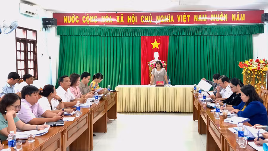 doan-giam-sat-hdnd-tinh-giam-sat-tai-thi-xa-ayun-pa-ve-viec-cap-giay-chung-nhan-quyen-su-dung-dat-cho-cac-doi-tuong-duoc-ho-tro-dat-o-nha-o-dat-san-xuat-thuoc-chuong-trinh-mtqg-phat.jpg