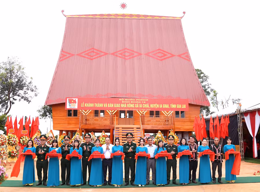 lanh-dao-bo-quoc-phong-cung-lanh-dao-tinh-gia-lai-va-binh-doan-15-cat-bang-khanh-thanh-ban-giao-nha-rong-van-hoa-cho-chinh-quyen-va-nhan-dan-xa-ia-chia-huyen-ia-grai.jpg