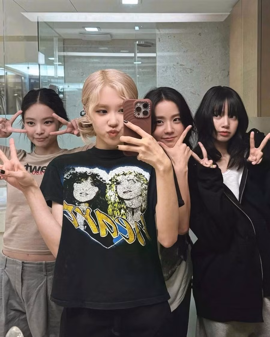 Jisoo là thành viên duy nhất của BlackPink sinh ra và lớn lên tại Hàn Quốc. Bên cạnh tiếng Hàn, cô có thể sử dụng tiếng Nhật và một ít tiếng Trung. Vì khả năng giao tiếp bằng tiếng Anh còn hạn chế nên cô khá rụt rè khi ra nước ngoài tham gia các sự kiện lớn. Tuy nhiên, nhan sắc cực phẩm của Jisoo vẫn giúp cô chiếm được cảm tình từ người hâm mộ quốc tế