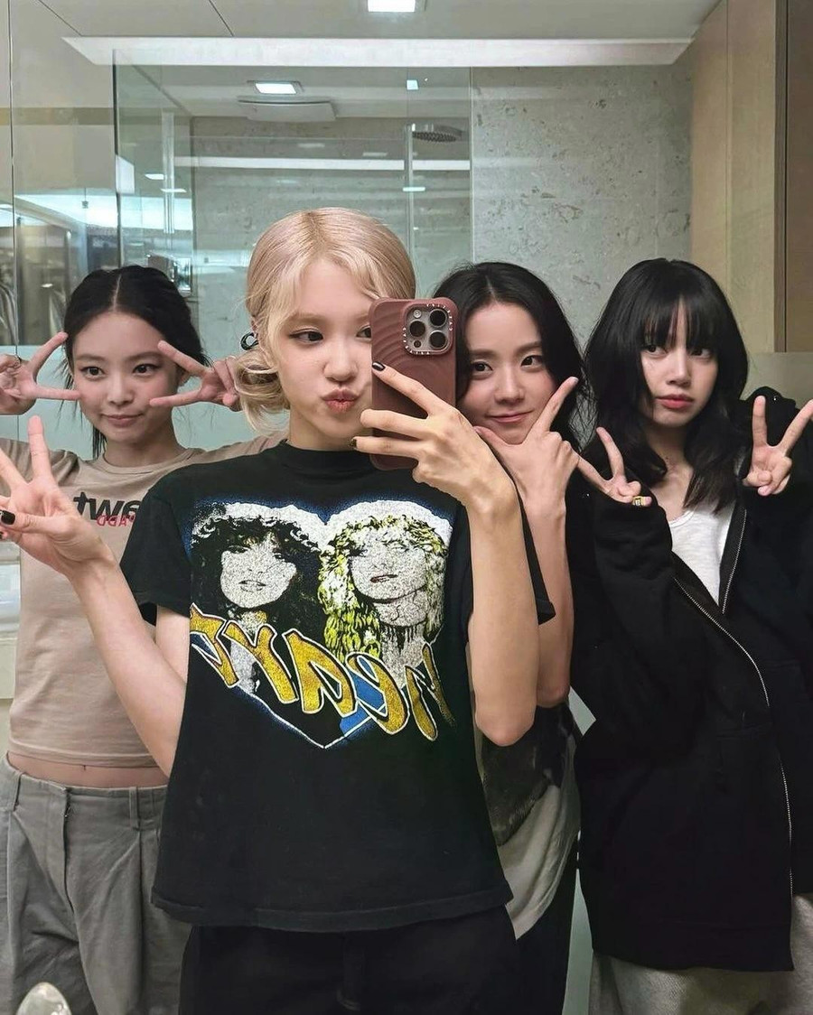 Jisoo là thành viên duy nhất của BlackPink sinh ra và lớn lên tại Hàn Quốc. Bên cạnh tiếng Hàn, cô có thể sử dụng tiếng Nhật và một ít tiếng Trung. Vì khả năng giao tiếp bằng tiếng Anh còn hạn chế nên cô khá rụt rè khi ra nước ngoài tham gia các sự kiện lớn. Tuy nhiên, nhan sắc cực phẩm của Jisoo vẫn giúp cô chiếm được cảm tình từ người hâm mộ quốc tế