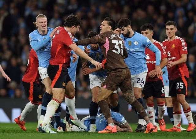 Tranh cãi, xô xát là đặc sản của derby Manchester