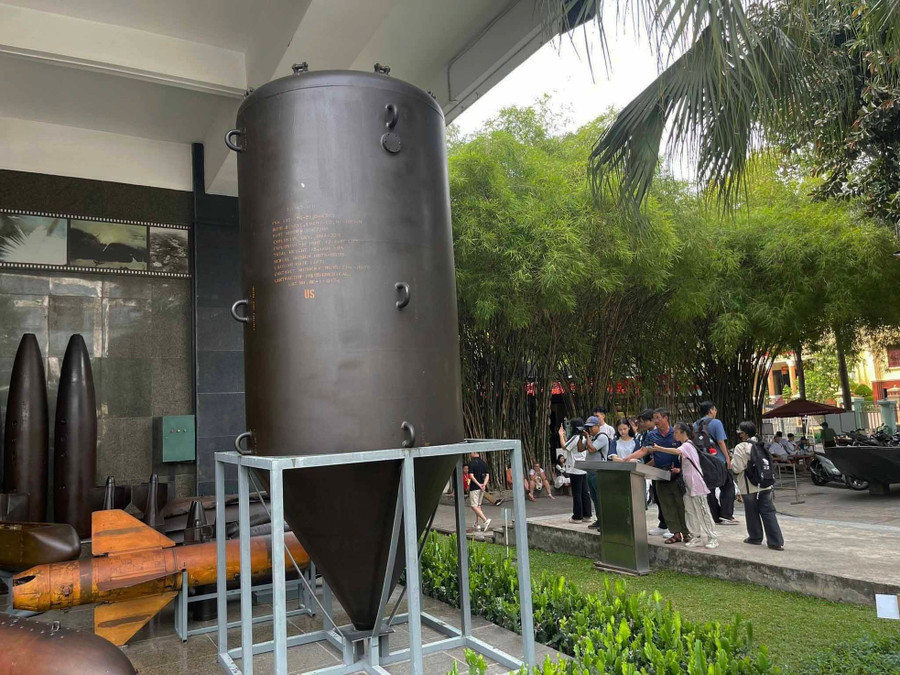 القنابل الفلورية مدمرة بشكل لا يصدق. Bom phát quang có sức tàn phá khủng khiếp.