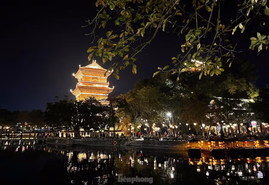 Theo tìm hiểu, phố cổ Hoa Lư mở cửa từ 7h đến 23h mỗi ngày, bao gồm cả các dịp lễ, Tết. Điểm nhấn thu hút du khách tại đây chính là tòa tháp Tứ Ân ở giữa hồ Kỳ Lân.