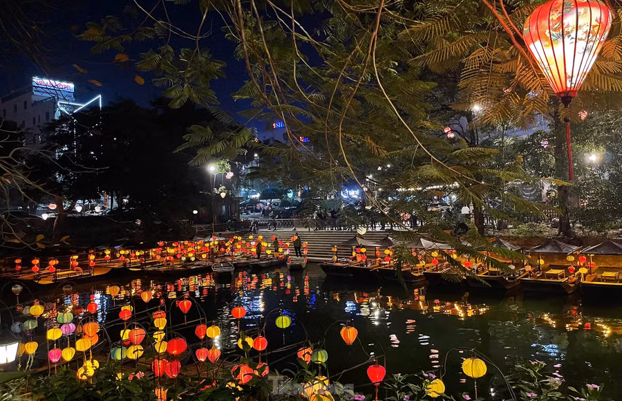 Không gian phố cổ về đêm.