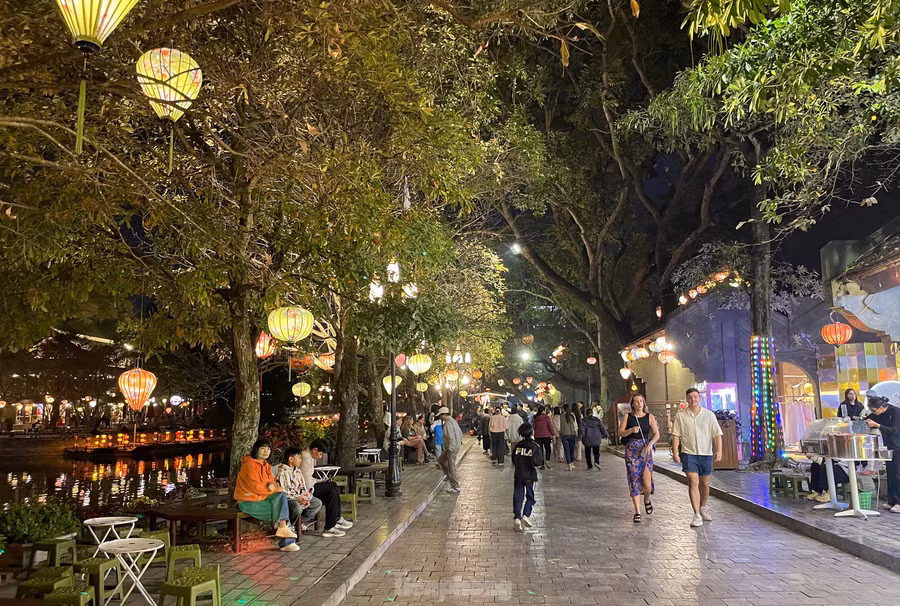 Không chỉ người dân Ninh Bình, mà hiện nay nhiều du khách trong nước và quốc tế cũng liên tục tìm đến phố cổ Hoa Lư, nhất là vào buổi tối để chụp ảnh.