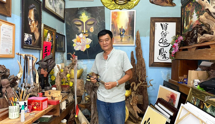 Nghệ sĩ thư pháp Trần Ngọc Dũng trong không gian sáng tạo nghệ thuật cá nhân tại nhà. Ảnh: S.C nghe-si-thu-phap-tran-ngoc-dung-trong-khong-gian-sang-tao-nghe-thuat-ca-nhan-tai-nha.jpg