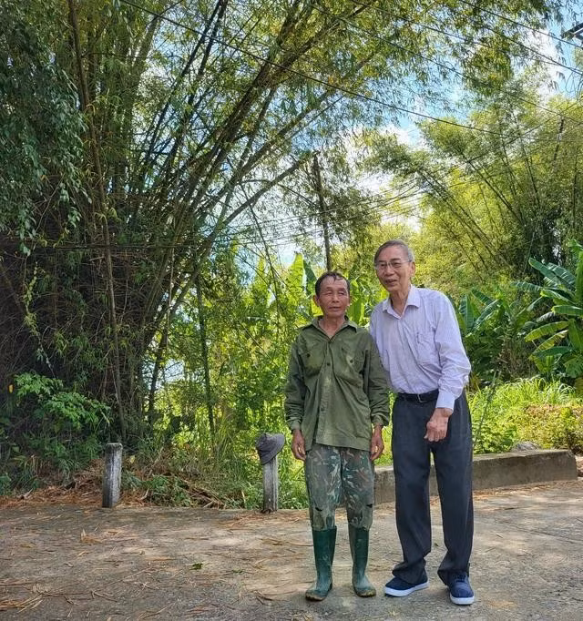 Tác giả (phải) và người dân bên lũy tre nghìn năm