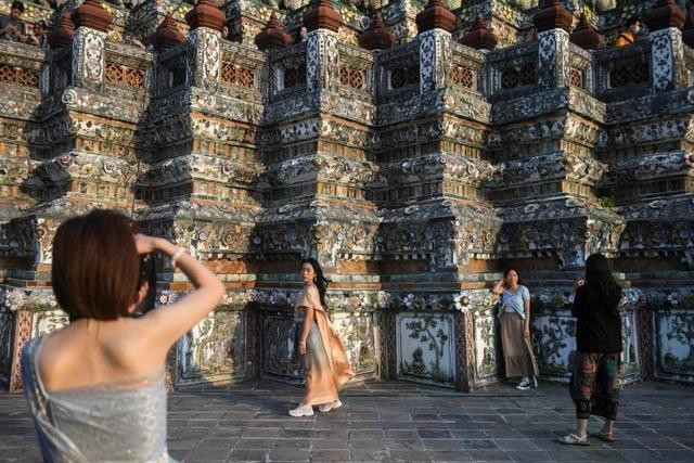 Khách du lịch mặc trang phục truyền thống của Thái Lan khi thăm Wat Arun ở Bangkok Khách du lịch mặc trang phục truyền thống của Thái Lan khi thăm Wat Arun ở Bangkok