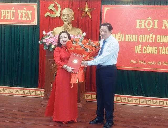 Ông Phan Đình Trạc trao quyết định của Bộ Chính trị bổ nhiệm bà Cao Thị Hòa An đảm nhiệm chức vụ Bí thư Tỉnh ủy Phú Yên