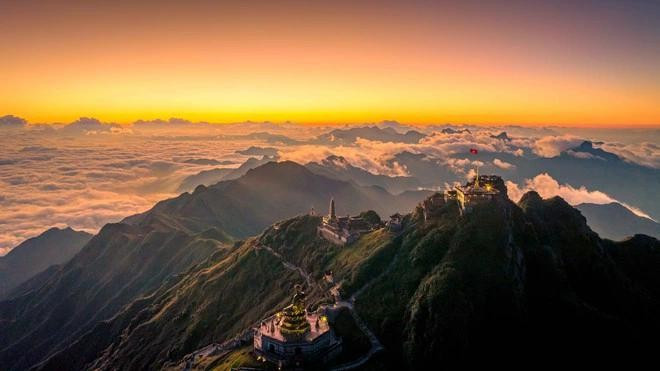 Các công trình kiến trúc nổi bật của đỉnh Fasipan khoác lên mình một màu đồng thau lúc mặt trời vừa lên khỏi những áng mây