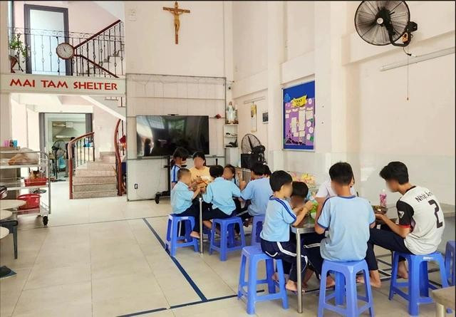 Nhà ăn sạch sẽ, thoáng mát Nhà ăn sạch sẽ, thoáng mát