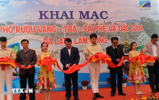 Cắt băng khai trương Chương trình Phố rượu vang, trà, càphê và đặc sản Đà Lạt-Lâm Đồng. (Ảnh: Chu Quốc Hùng/TTXVN)