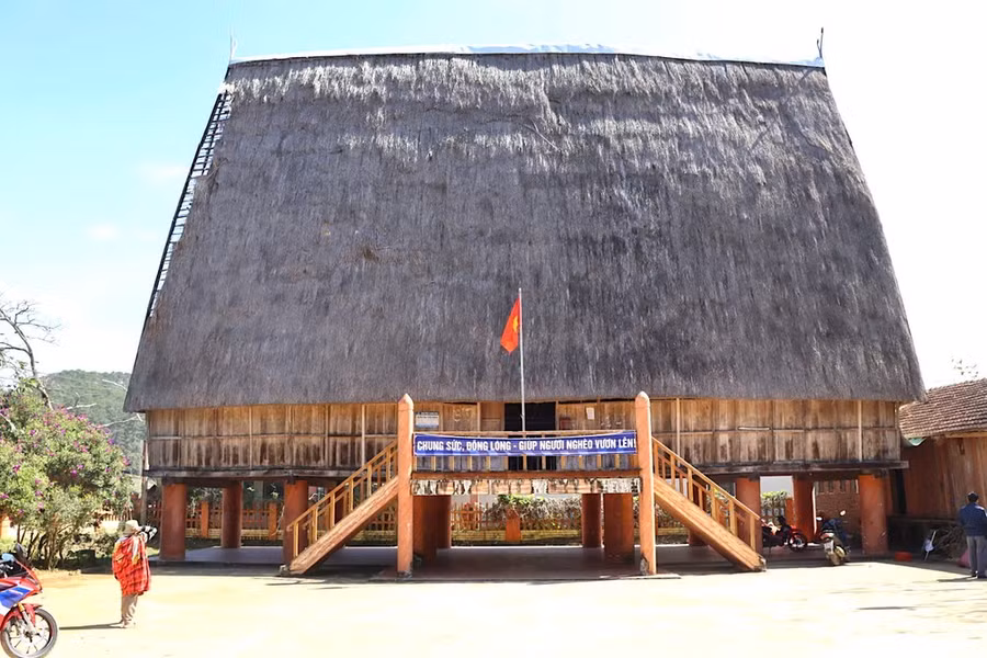 Nhà rông tại Làng du lịch Kon Pring (thị trấn Măng Đen, huyện Kon Plông, tỉnh Kon Tum). Ảnh: HỮU PHÚC