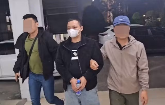 Các trinh sát hình sự bắt giữ đối tượng Nguyễn Văn Đức