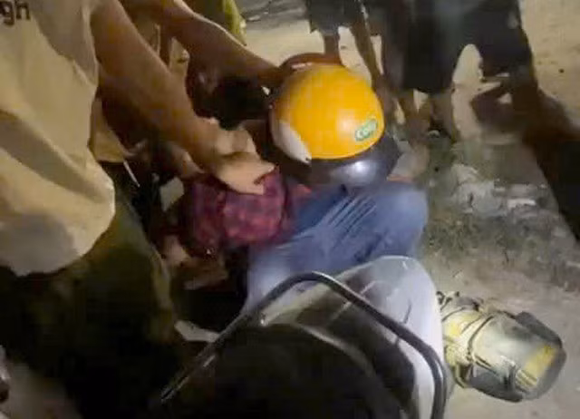 Người dân chặn bắt ông V. tại huyện Tân Phú, tỉnh Đồng Nai.