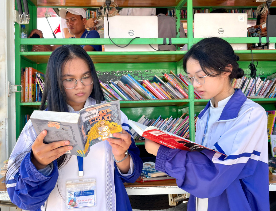 Việc khuyến đọc đối với lớp trẻ nên bắt đầu từ chỗ khuyến khích sự chủ động, trân trọng đối với tri thức. Ảnh: P.D viec-khuyen-doc-doi-voi-lop-tre-nen-bat-dau-tu-cho-khuyen-khich-su-chu-dong-tran-trong-doi-voi-tri-thuc-jpg.jpg