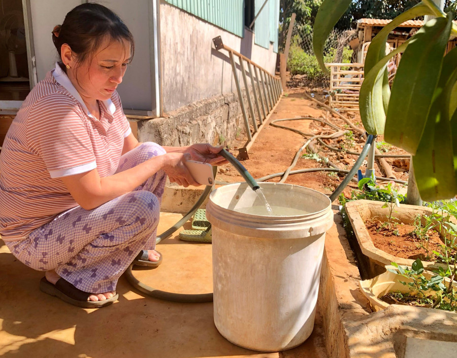 Bà Ngô Thị Hồng (người dân làng Dư Keo) đang lấy nước để phục vụ sinh hoạt. Ảnh: L.N ba-ngo-thi-hong-nguoi-dan-lang-du-keo-dang-lay-nuoc-de-phuc-vu-sinh-hoat.jpg