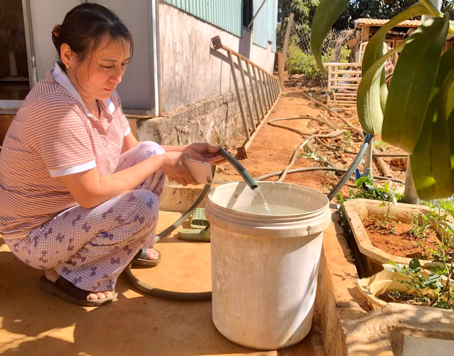 ba-ngo-thi-hong-nguoi-dan-lang-du-keo-dang-lay-nuoc-de-phuc-vu-sinh-hoat.jpg