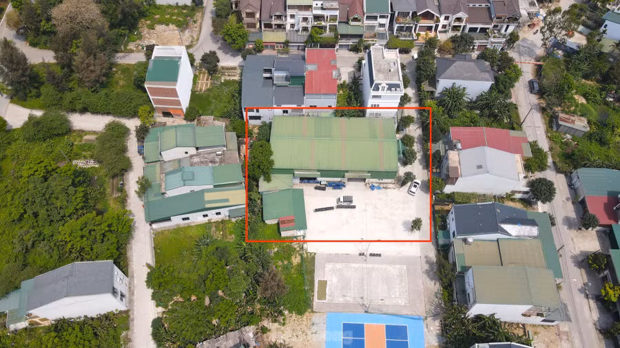 Trước đó, cơ quan công an đã triệt phá 4 cơ sở sản xuất giá đỗ ngâm hóa chất đóng trên địa bàn 4 phường của thành phố Vinh gồm: phường Trung Đô (1 cơ sở), phường Vinh Tân (2 cơ sở) và phường Nghi Phú (1 cơ sở). Trong ảnh, cơ sở sản xuất giá đỗ lớn tại phường Trung Đô vừa bị công an triệt phá.