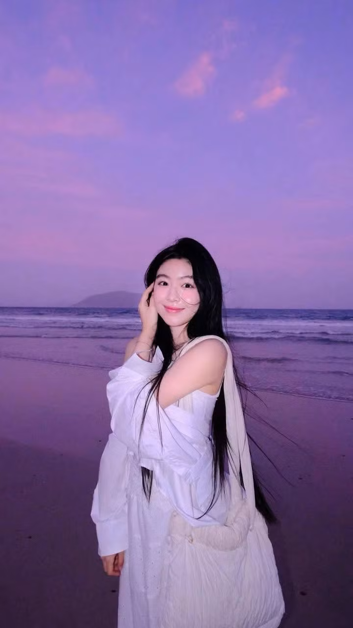 Chia sẻ về việc quản lý chuyện tình cảm của hai con, Quyền Linh từng tiết lộ bản thân đi lên từ những điều tự nhiên nhất và phấn đấu để có được thành tựu như hiện tại. "Trong tình yêu tôi cũng quan niệm như thế nên hoàn toàn ủng hộ những quyết định của con mình", nam diễn viên nói