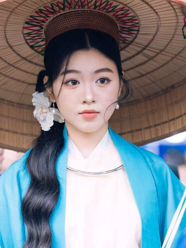 Lọ Lem tên thật là Mai Thảo Linh, sinh năm 2006, được biết đến là con gái lớn của nghệ sĩ Quyền Linh. Sở hữu nhan sắc rạng rỡ cùng chiều cao nổi bật, Lọ Lem được nhiều người nhận xét phù hợp với tiêu chí của các cuộc thi nhan sắc nên động viên cô tham gia