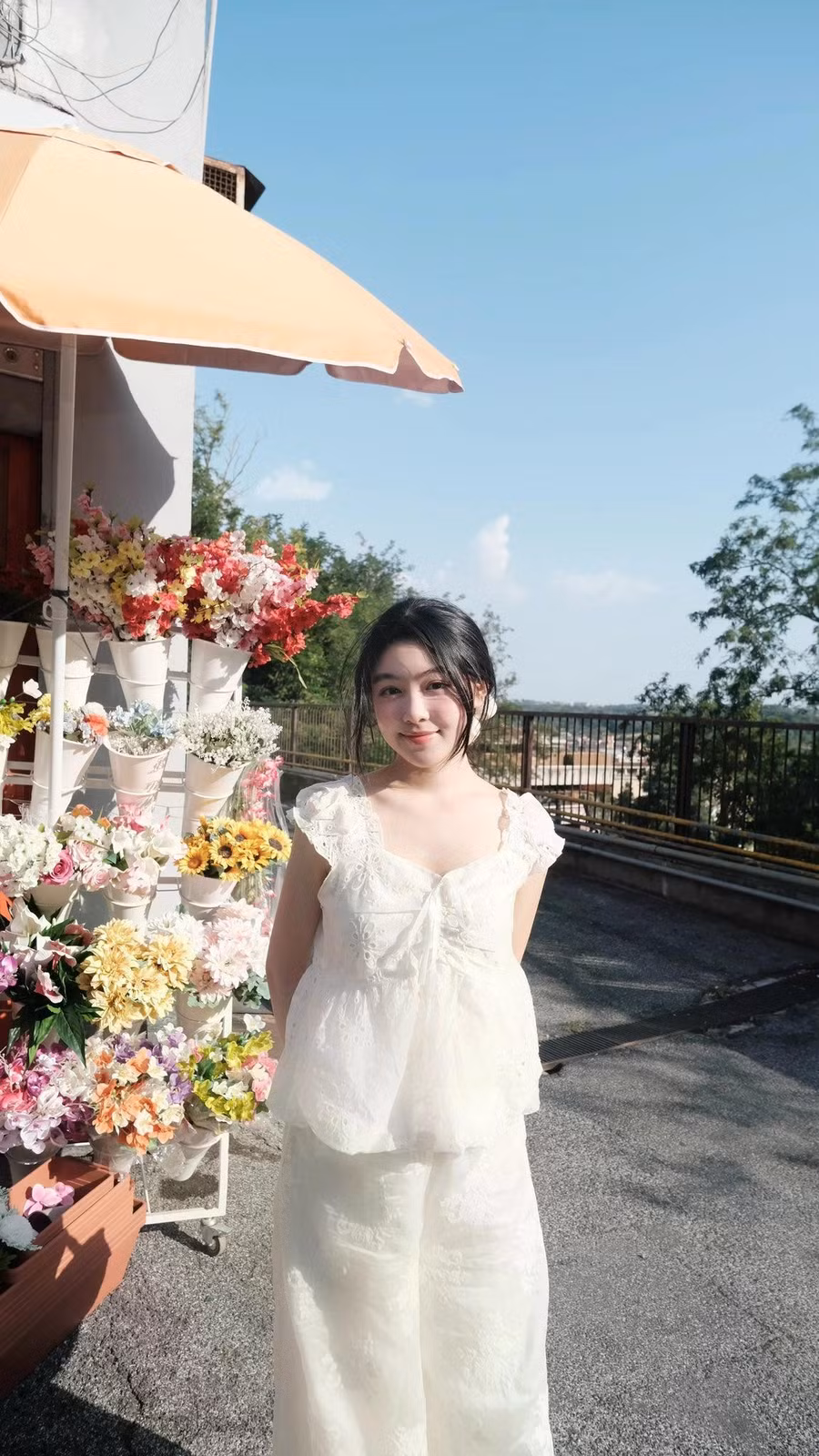 Lọ Lem lớn lên trong tình yêu thương của gia đình, nuôi dưỡng, giúp cô trở thành một người tình cảm, độc lập và không ngừng cố gắng. Từ 3 tuổi, con gái Quyền Linh đã bén duyên với việc quảng cáo. Lớn hơn, cô dần nhận được sự quan tâm của nhiều người, được mời làm đại sứ thương hiệu cho các nhãn hàng. Lọ Lem còn bật mí năm 16 tuổi, cô kiếm được hơn 1 tỉ nhờ chăm chỉ làm việc. Hồi tháng 2.2025, con gái Quyền Linh tậu xế hộp tiền tỉ ở tuổi 19 gây xôn xao