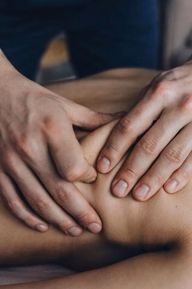 Xoa bóp giúp cải thiện các rối loạn chức năng cơ thể như giảm mệt mỏi, đau nhức