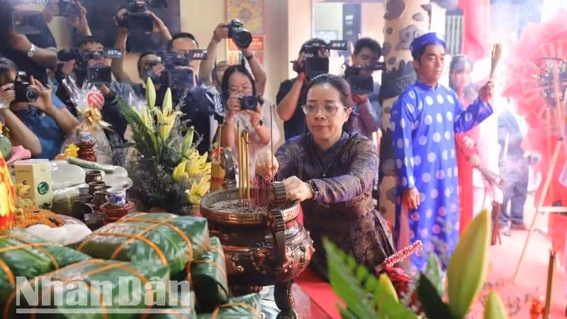 Phó Bí thư Thường trực Tỉnh ủy, Chủ tịch Hội đồng nhân dân tỉnh Đắk Lắk Huỳnh Thị Chiến Hòa dâng hương tưởng nhớ các Vua Hùng.