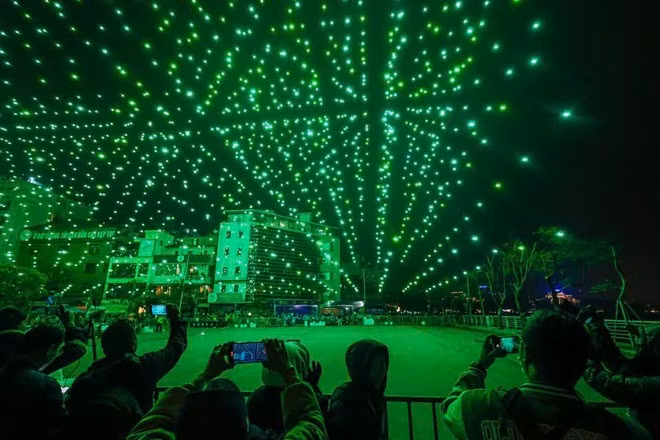 Màn trình diễn ánh sáng nghệ thuật bằng 2.024 thiết bị bay không người lái với tên gọi "Lễ hội ánh sáng nghệ thuật Hà Nội - Rực rỡ Thăng Long' mừng Xuân mới năm 2024. (Ảnh: Minh Sơn/Vietnam+)