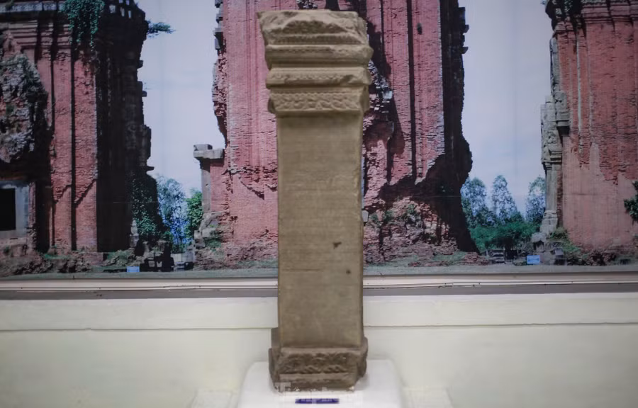 Trụ Văn Bia Đá, thế kỷ XIII, được tìm thấy ở Tháp Đôi ở TP. Quy Nhơn (Bình Định). Ảnh: Trương Định.