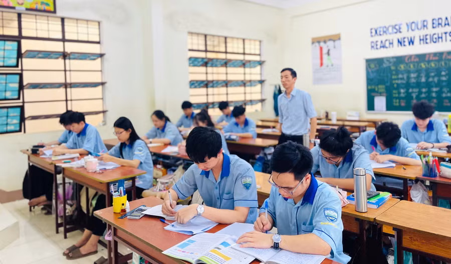 thay-va-tro-cua-truong-thpt-chi-lang-tppleiku-tap-trung-on-thi-tot-nghiep-thpt-anh-td.jpg