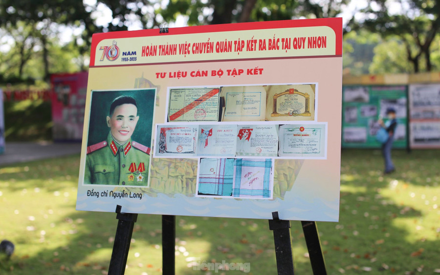 Trưng bày và giới thiệu tài liệu, tư liệu hồ sơ, kỷ vật một số cán bộ tập kết. Ảnh: Trương Định Trưng bày và giới thiệu tài liệu, tư liệu hồ sơ, kỷ vật một số cán bộ tập kết. Ảnh: Trương Định