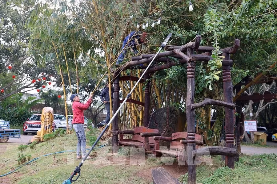 Nhân viên Khu Du lịch cộng đồng Kotam, thành phố Buôn Ma Thuột chỉnh sang môi trường cảnh quan để sẵn sàng phục vụ du khách trong dịp Tết. Ảnh: Hoài Thu – TTXVN
