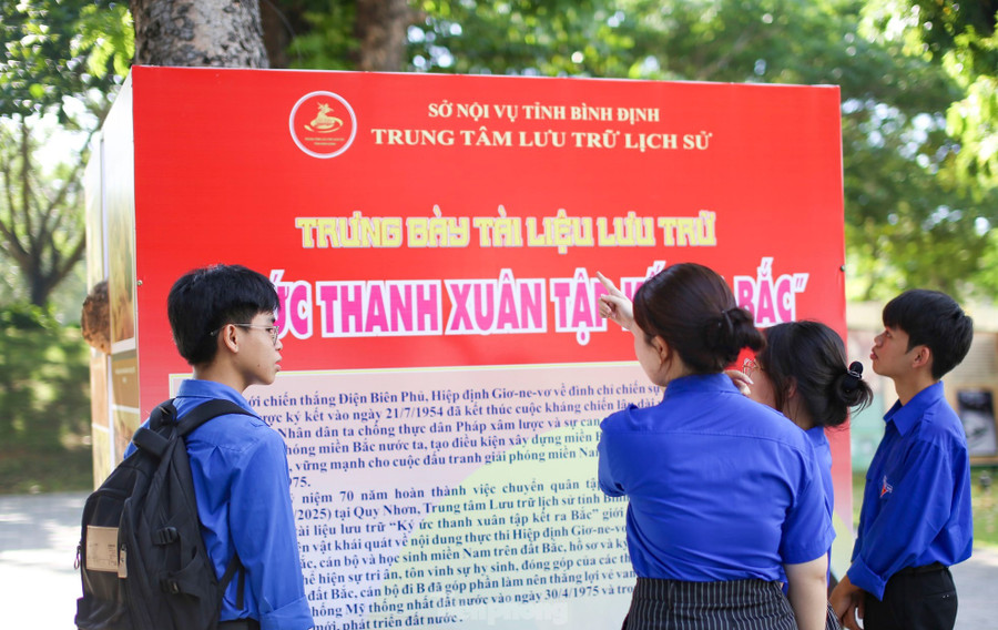 Các bạn trẻ tìm hiểu lịch sử tại buổi trưng bày. Ảnh: Trương Định Các bạn trẻ tìm hiểu lịch sử tại buổi trưng bày. Ảnh: Trương Định