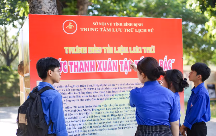 Các bạn trẻ tìm hiểu lịch sử tại buổi trưng bày. Ảnh: Trương Định