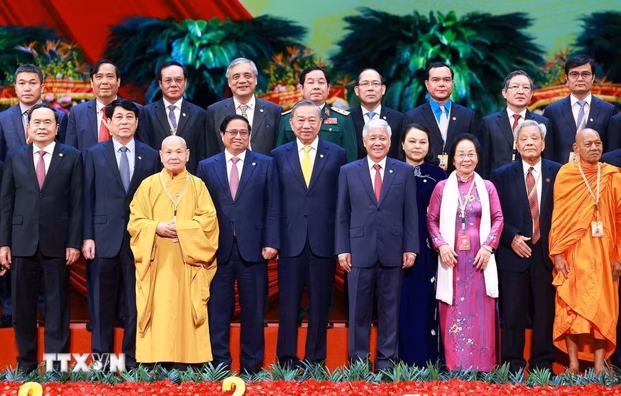 Lãnh đạo Đảng, Nhà nước chụp ảnh chung với các đại biểu. (Ảnh: TTXVN)