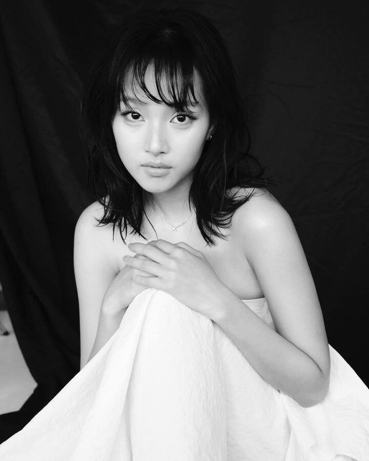 "Gương mặt đậm chất điện ảnh" cũng là điều khiến cô nhận được nhiều chú ý. "Gương mặt đậm chất điện ảnh" cũng là điều khiến cô nhận được nhiều chú ý.