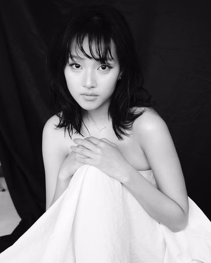 "Gương mặt đậm chất điện ảnh" cũng là điều khiến cô nhận được nhiều chú ý.