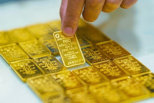 Giá vàng miếng SJC chênh lệch giá giữa các doanh nghiệp niêm yết. Giá vàng miếng SJC chênh lệch giá giữa các doanh nghiệp niêm yết.