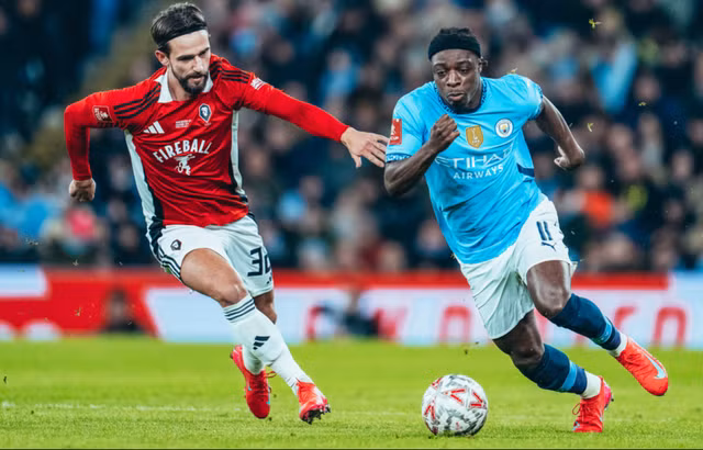 Salford City không chống nổi "cơn cuồng phong" Man City