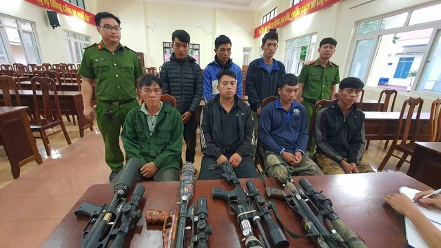 Công an phát hiện 7 đối tượng mang 4 khẩu súng vào rừng săn bắn Công an phát hiện 7 đối tượng mang 4 khẩu súng vào rừng săn bắn