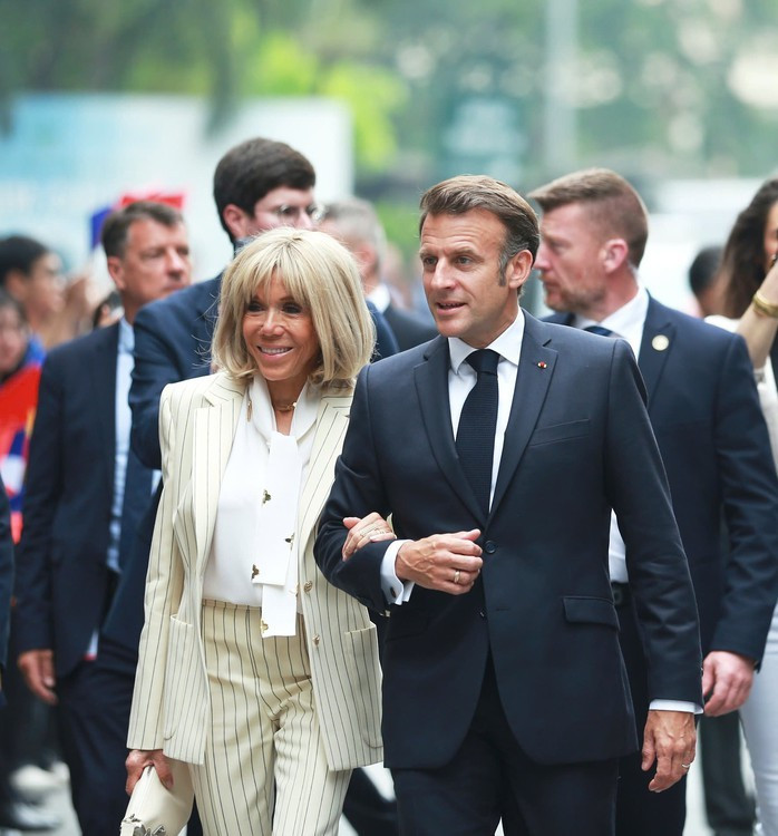 Tổng thống Cộng hòa Pháp Emmanuel Macron và Phu nhân Brigitte Macron. Ảnh: Hữu Hưng Tổng thống Cộng hòa Pháp Emmanuel Macron và Phu nhân Brigitte Macron. Ảnh: Hữu Hưng
