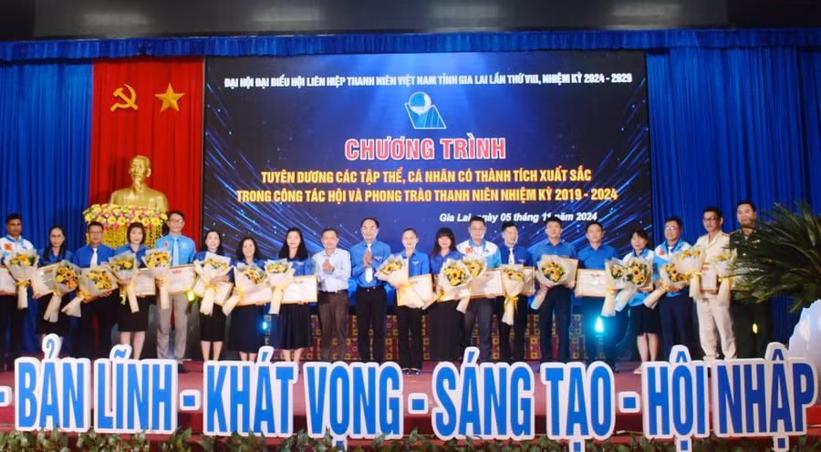 uy-ban-hoi-lhtn-viet-nam-tinh-gia-lai-tang-bang-khen-cho-cac-tap-the-ca-nhan-co-thanh-tich-xuat-sac-trong-cong-tac-hoi-va-phong-trao-thanh-nien-nhiem-ky-2019-2024.jpg