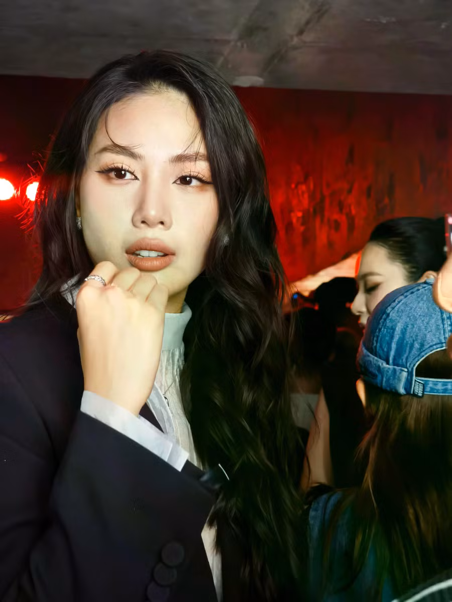 Trái với phong cách gợi cảm của những người đẹp khác, Hoa hậu Bùi Quỳnh Hoa lựa chọn thiết kế thanh lịch kín đáo khi dự sự kiện của thương hiệu Armani. Ảnh: M.H