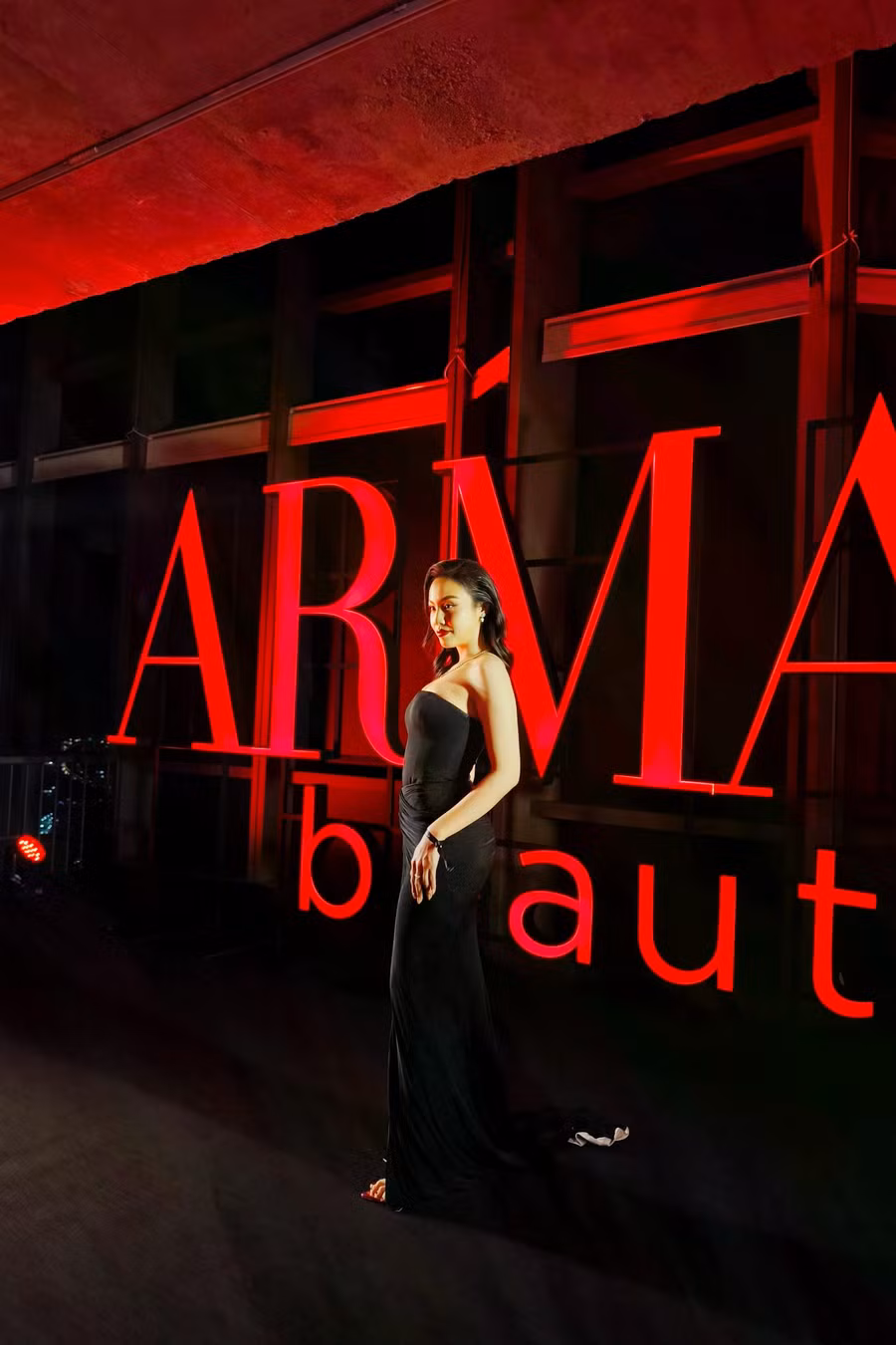 Á hậu Huỳnh Phạm Thủy Tiên khoe vai trần quyến rũ trên thảm đỏ. Ảnh: M.H