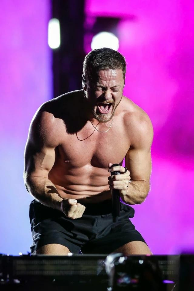 Sự cuồng nhiệt của người hâm mộ khiến giọng ca 37 tuổi thêm thăng hoa, bùng cháy trên sân khấu thậm chí anh phấn khích lột áo trình diễn trước sức nóng từ khán đài. Phần phô diễn hình thể săn chắc cùng lối trình diễn bùng cháy, truyền tải năng lượng mạnh mẽ đặc trưng của ngôi sao Mỹ làm khán giả thêm phần cuồng nhiệt