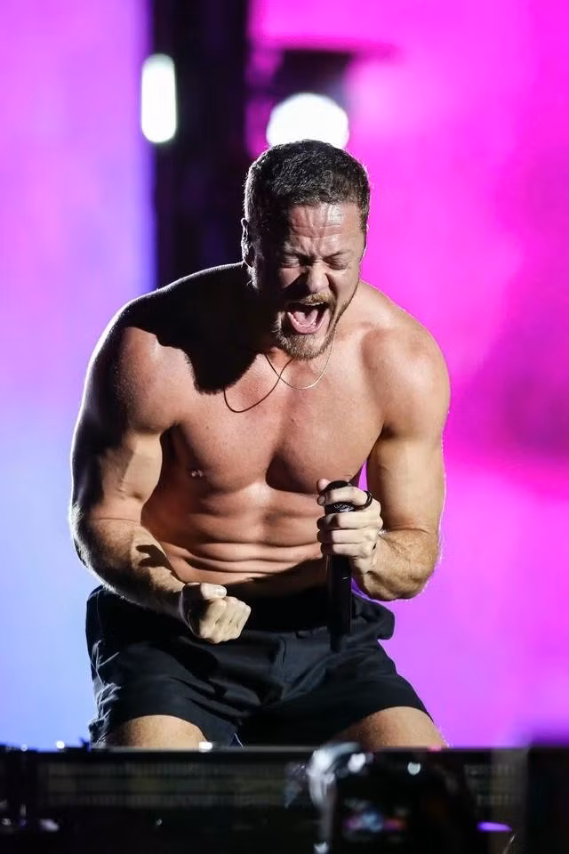 Sự cuồng nhiệt của người hâm mộ khiến giọng ca 37 tuổi thêm thăng hoa, bùng cháy trên sân khấu thậm chí anh phấn khích lột áo trình diễn trước sức nóng từ khán đài. Phần phô diễn hình thể săn chắc cùng lối trình diễn bùng cháy, truyền tải năng lượng mạnh mẽ đặc trưng của ngôi sao Mỹ làm khán giả thêm phần cuồng nhiệt