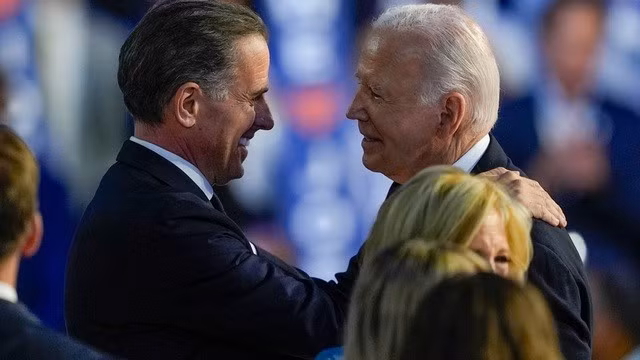 Tổng thống Mỹ Joe Biden (phải) và con trai Hunter Biden - Ảnh: WJTV